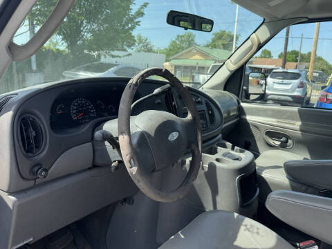 2003 Ford E-Series E-150 Base