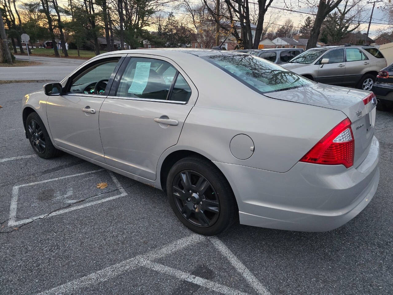 2010 Ford Fusion for sale at QUEENSGATE AUTO SALES in York, PA