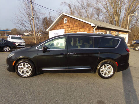 2017 Chrysler Pacifica for sale at Trade Zone Auto Sales in Hampton NJ