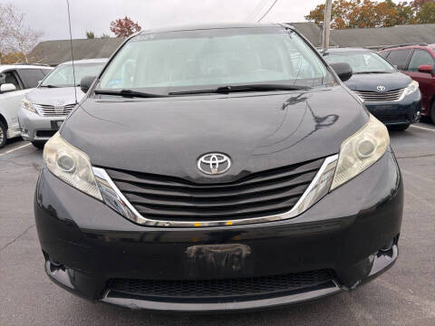 2012 Toyota Sienna LE 8-Passenger