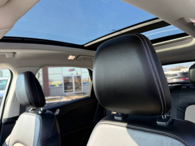 2022 Ford Escape Hybrid Titanium