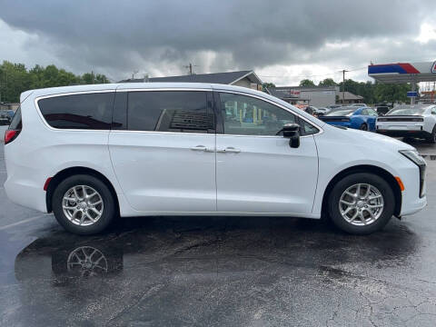 2027 Chrysler Pacifica Select