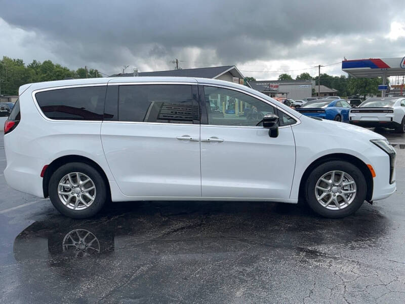 2027 Chrysler Pacifica Select