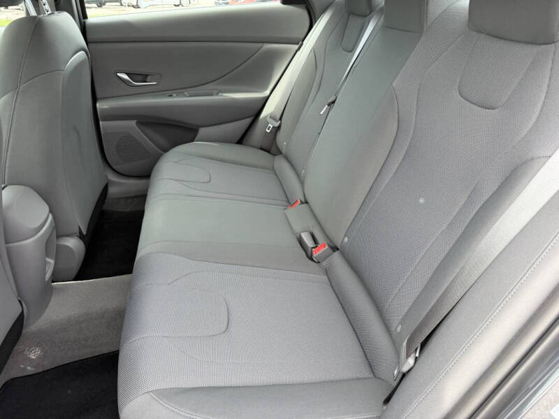 2025 Hyundai Elantra SE