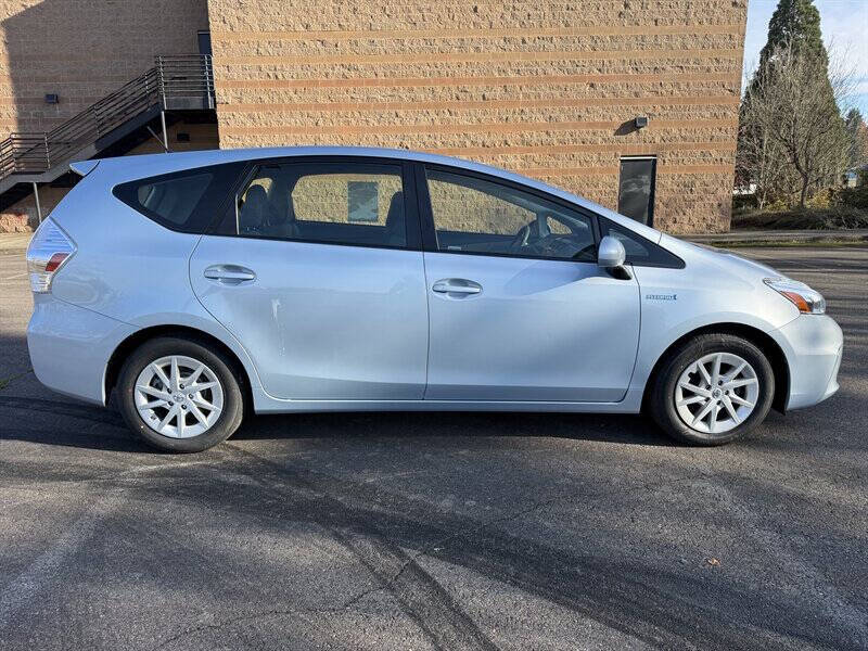 2014 Toyota Prius v Two