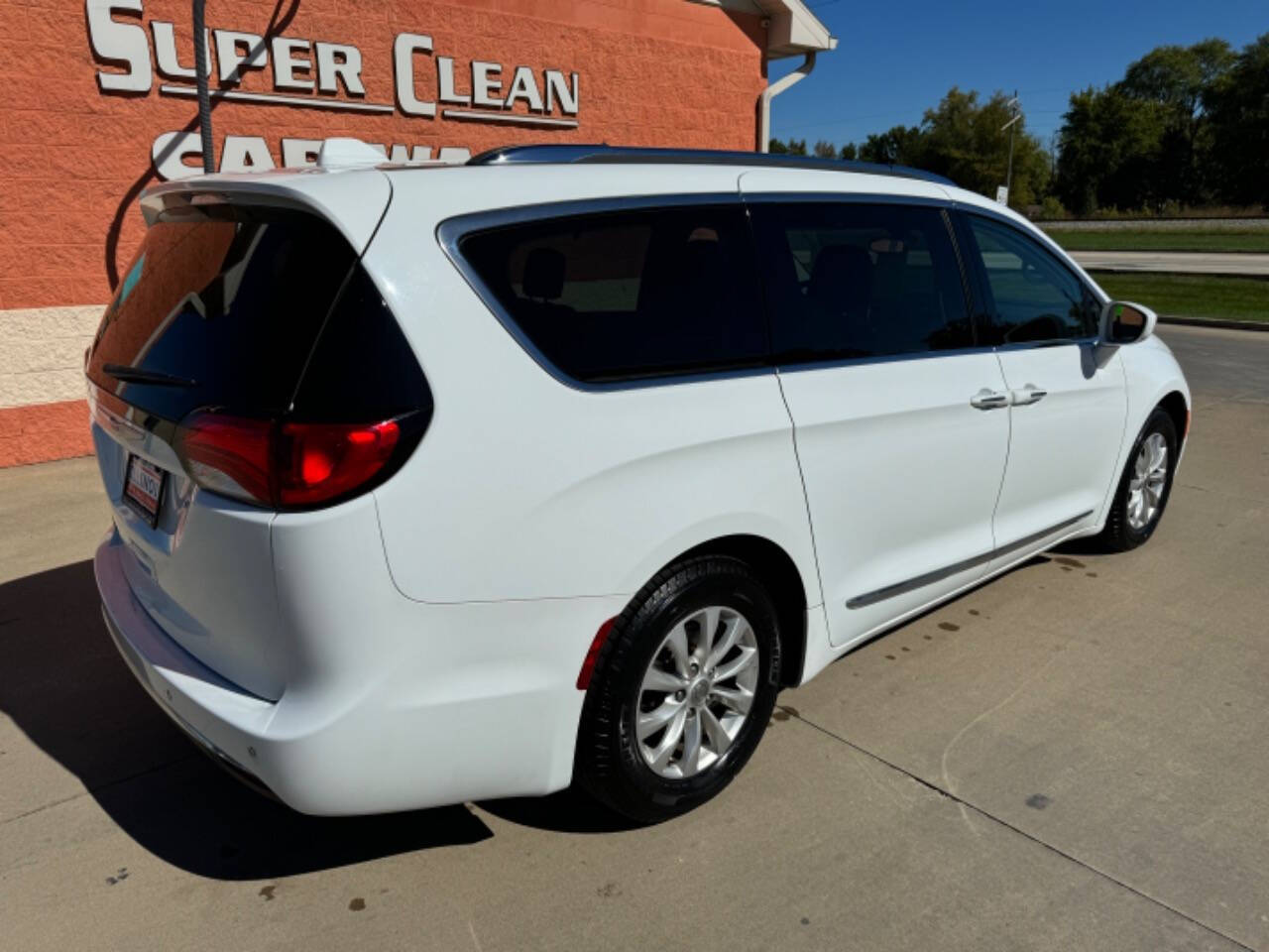 2018 Chrysler Pacifica for sale at Illinois Auto Wholesalers in Tolono, IL