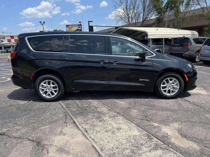 2023 Chrysler Voyager LX