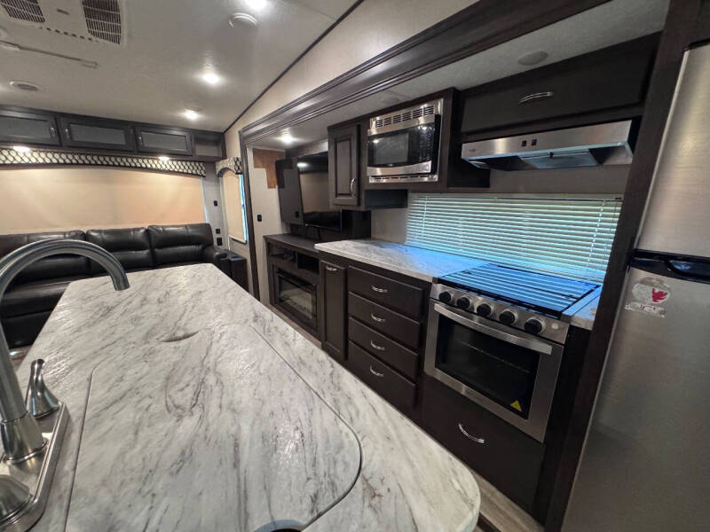 2021 Shasta RV Phoenix 30RLD