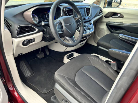 2022 Chrysler Voyager LX