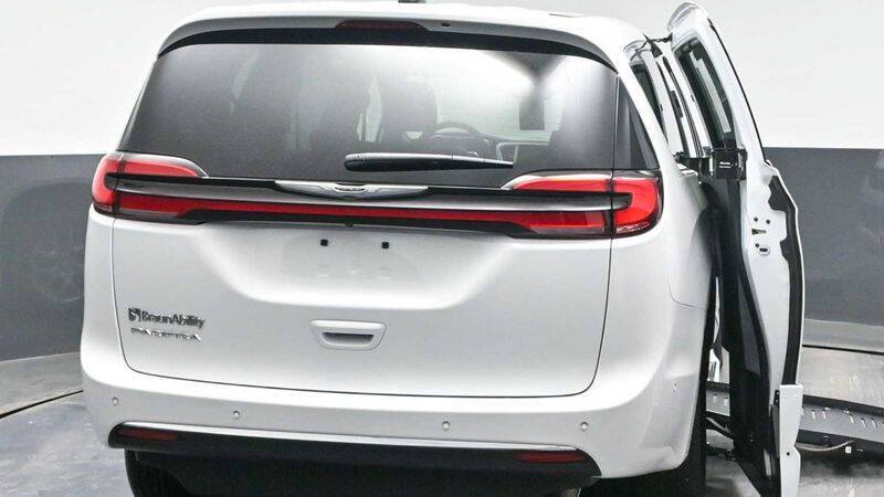 2025 Chrysler Pacifica Select