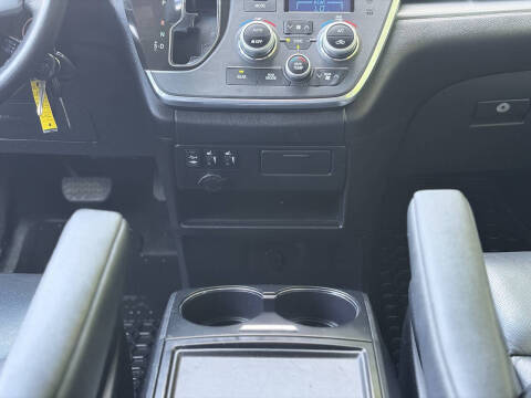 2017 Toyota Sienna SE 8-Passenger