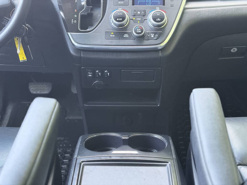 2017 Toyota Sienna SE 8-Passenger