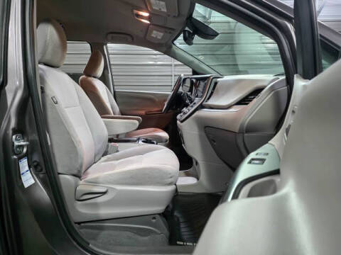 2020 Toyota Sienna LE 7-Passenger