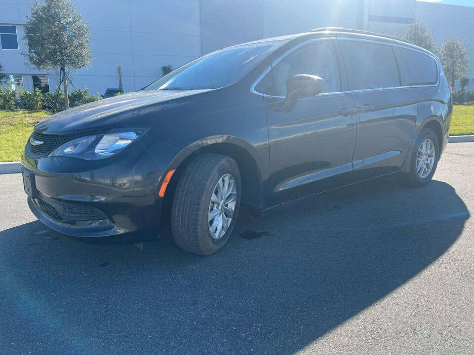 2021 Chrysler Voyager null photo 5