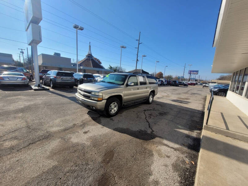 2003 Chevrolet Suburban LS photo 3