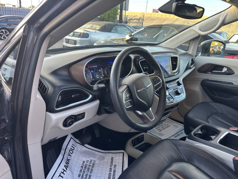 2017 Chrysler Pacifica Touring-L Plus