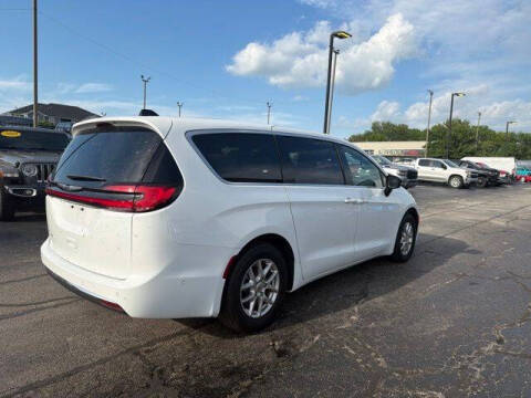 2025 Chrysler Pacifica Select