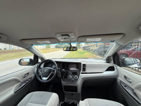 2017 Toyota Sienna LE 8-Passenger