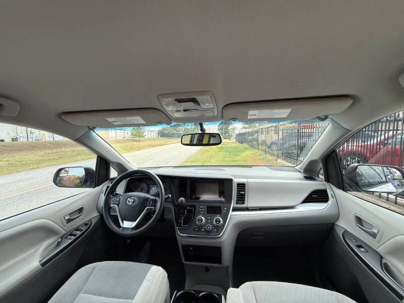 2017 Toyota Sienna LE 8-Passenger