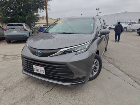 2022 Toyota Sienna LE 8-Passenger