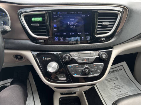 2017 Chrysler Pacifica Touring-L