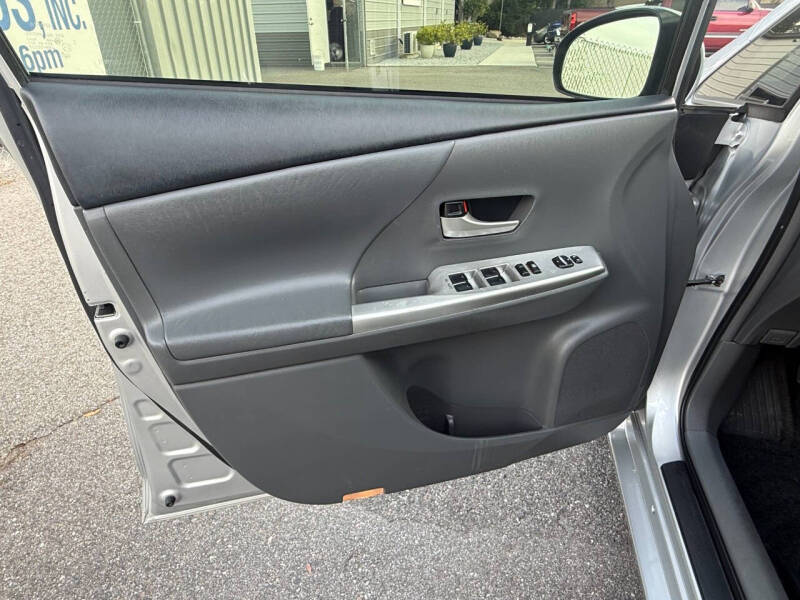 2013 Toyota Prius v Five