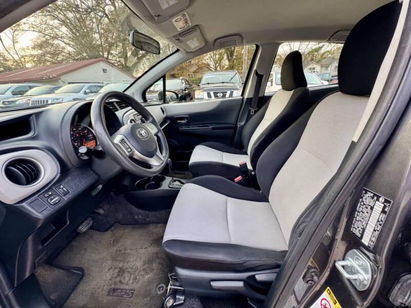 2013 Toyota Yaris 5-Door LE