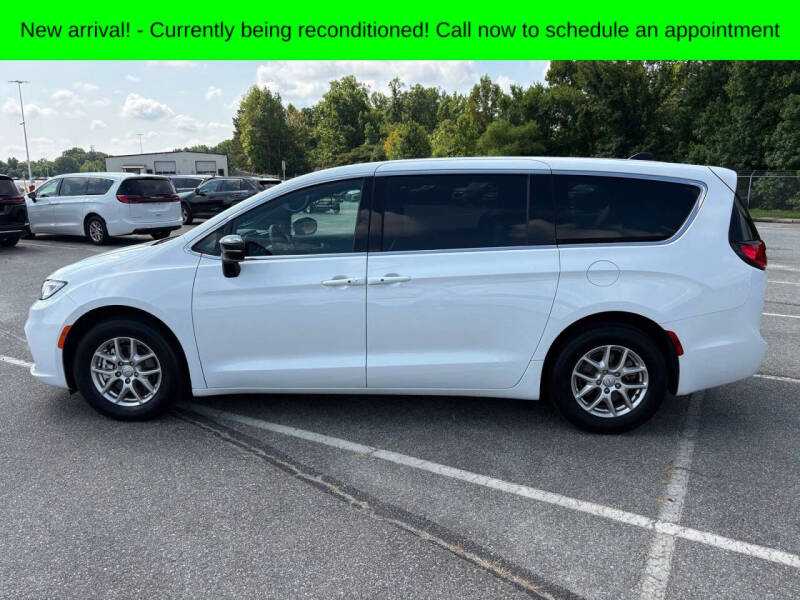 2025 Chrysler Pacifica Select