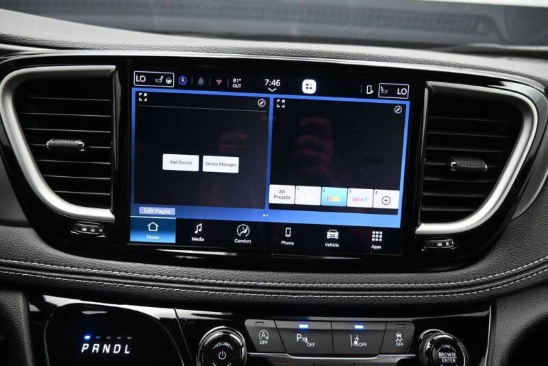 2027 Chrysler Pacifica Select