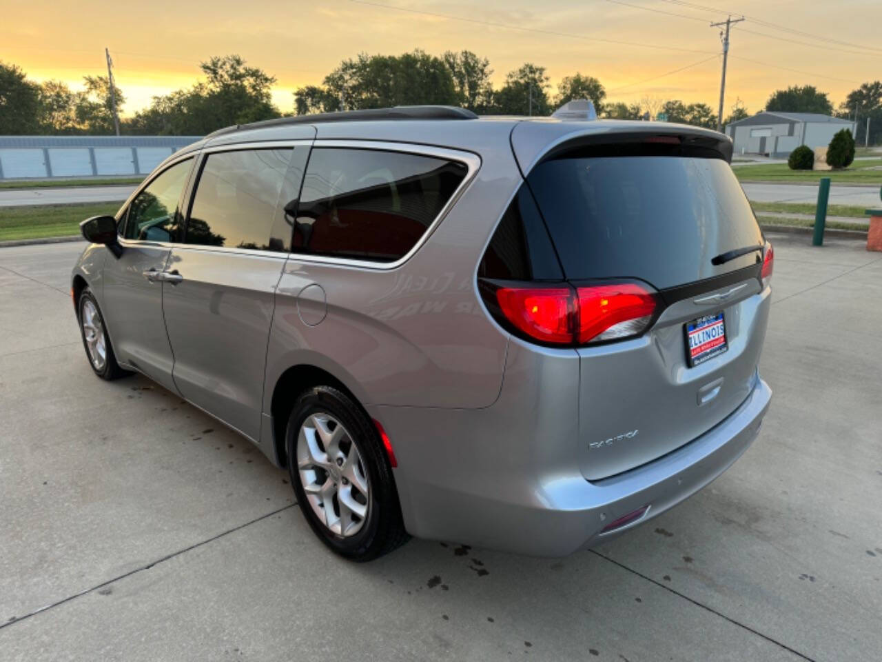 2018 Chrysler Pacifica for sale at Illinois Auto Wholesalers in Tolono, IL