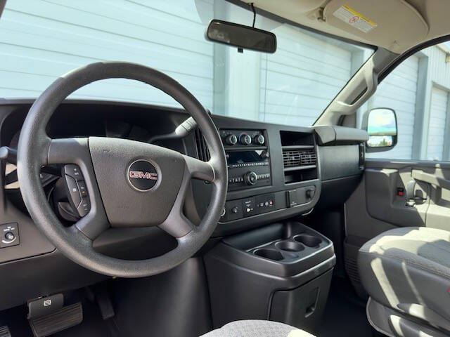 2018 GMC Savana Passenger LT photo 13