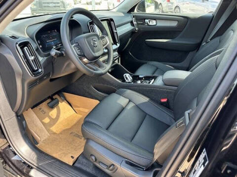 2025 Volvo XC40 B5 Ultra Bright Theme