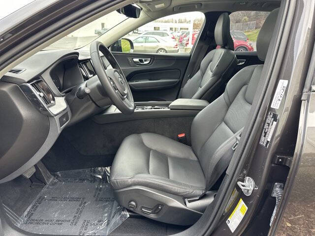 2025 Volvo XC60 B5 Plus Dark Theme