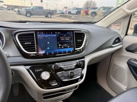 2024 Chrysler Pacifica Plug-In Hybrid Select