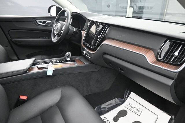 2023 Volvo XC60 B5 Plus Dark Theme