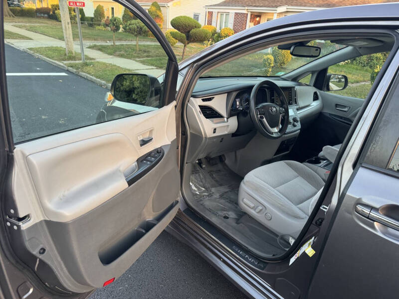 2019 Toyota Sienna LE 8-Passenger