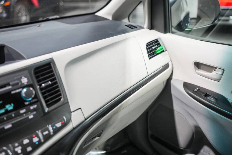 2013 Toyota Sienna LE 7-Passenger