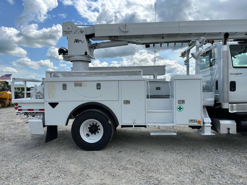 2013 International 7300 Digger Derrick Truck