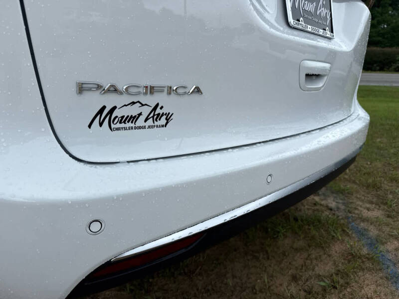 2027 Chrysler Pacifica Select
