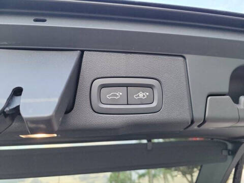 2025 Volvo XC60 B5 Ultra Dark Theme