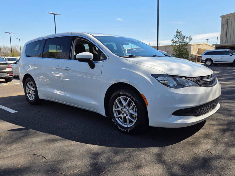 2022 Chrysler Voyager LX