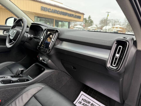 2022 Volvo XC40 T5 Momentum