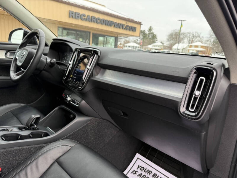 2022 Volvo XC40 T5 Momentum