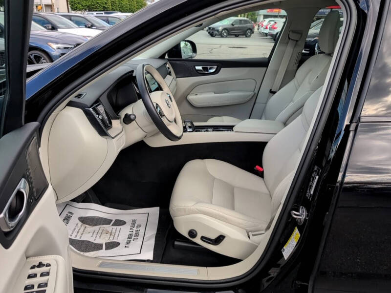 2023 Volvo XC60 B5 Plus Dark Theme