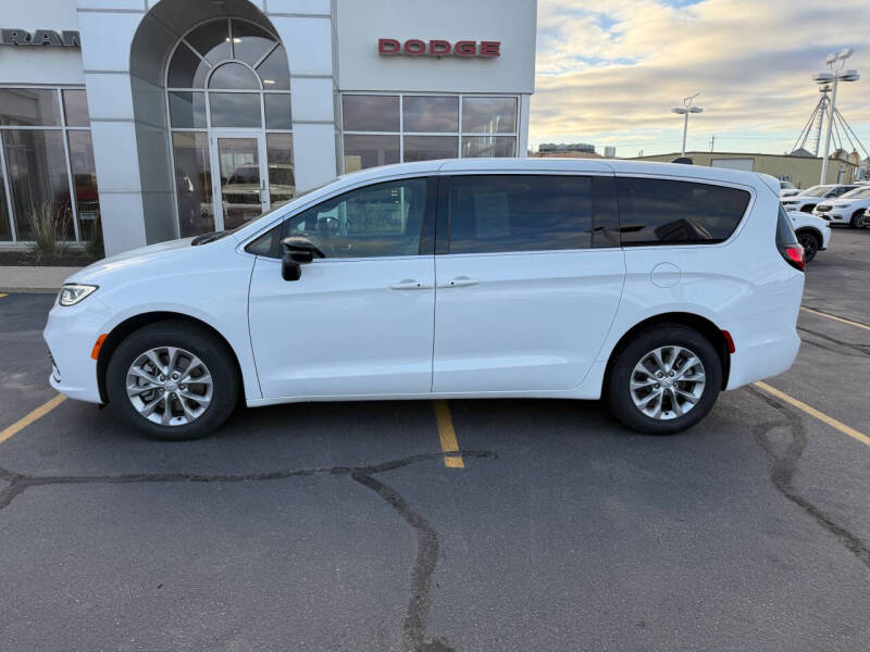 2025 Chrysler Pacifica Select's photo