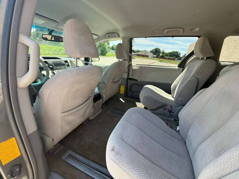 2012 Toyota Sienna LE 8-Passenger