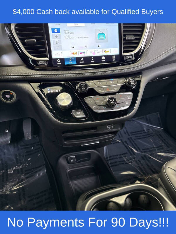 2026 Chrysler Pacifica Select