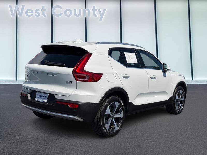 2025 Volvo XC40 B5 Plus Bright Theme