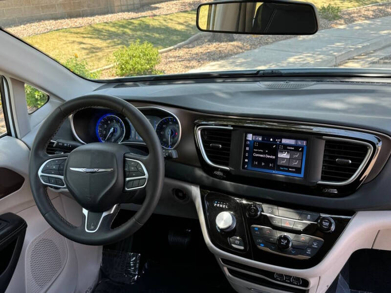 2022 Chrysler Voyager LX