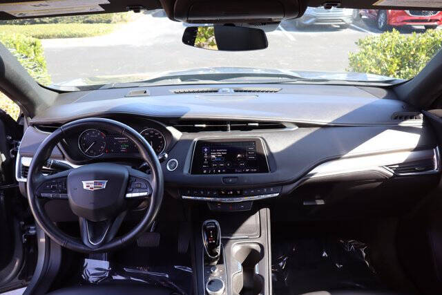 2023 Cadillac XT4 Premium Luxury